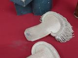trois paires de chaussures et une boîte posées sur une surface rouge