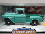 un petit camion vert dans une vitrine, arborant le logo d'une « muscle car » américaine