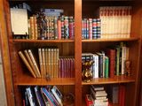 une étagère contenant de nombreux livres dans une pièce
