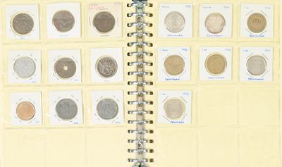 beaucoup de pièces de monnaie sur les pages d'un livre
