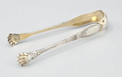 une paire de cuillères en argent ornées de fleurs sur un fond blanc