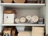 une armoire contenant de nombreux objets, sur laquelle est posé un masque