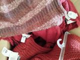 une boîte remplie de pulls et un bonnet posés sur une table