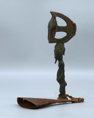 gros plan d'un objet métallique sur une surface blanche