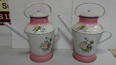deux vases blancs et roses ornés de fleurs