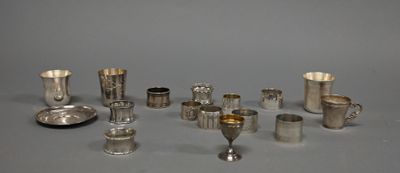 beaucoup d'objets en argent qui se trouvent sur la table