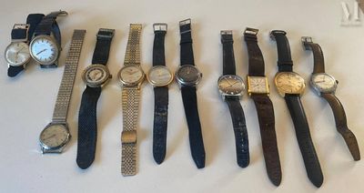 un grand nombre de montres posées sur une table