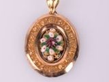 une image représentant un cadenas doré orné d'un motif floral