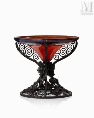 une image représentant une table sur laquelle se trouve un saladier en verre rouge