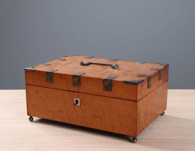 Coffret à bijoux en placage de bois moucheté et applications…