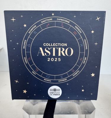 un gros plan sur une boîte de cartes « Astro » posée sur une table