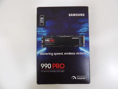 La boîte du disque Samsung 960 Pro est ouverte sur la table.