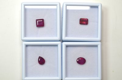 Un lot de 4 rubis facettés d'un poids total de 11,71 cts (tr…