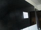 une photo d'un miroir dans une salle de bains sur lequel est posée une note