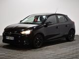 la photo d'une voiture noire sur un sol en damier