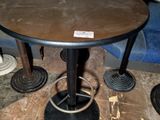 une petite table sur laquelle sont posés deux tabourets, dans une pièce