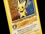 une carte Pokémon jaune sur laquelle figure une image de Pikachu