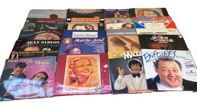 Dans un carton, important ensemble de vinyles 33T comprenant…