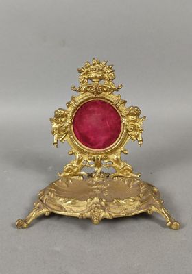 une image représentant une horloge dorée et rouge posée sur une table