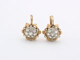 une image d'une paire de boucles d'oreilles en or et diamants