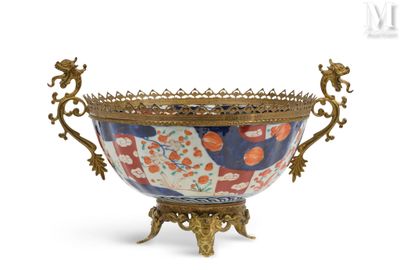 un grand saladier orné d'un motif floral