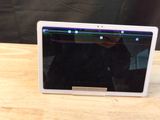 une tablette posée sur une table en bois