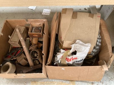 deux cartons d'objets hétéroclites posés sur le sol