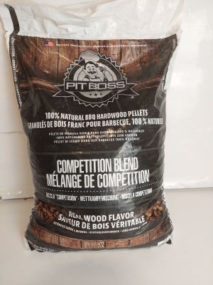 un sac de granulés de bois posé sur un plan de travail