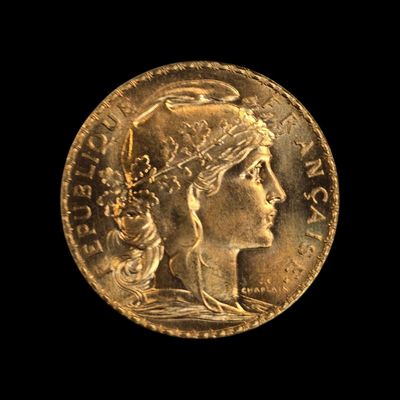 gros plan d'une pièce d'or sur fond noir