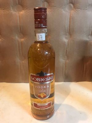 une bouteille d'alcool posée sur une table