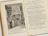 un livre ouvert sur lequel figure la photo d'une famille dans un salon