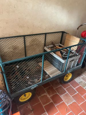 un chariot qui contient beaucoup de choses