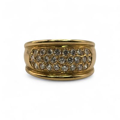 Bague en or jaune (750 millièmes) pavée de diamants ronds ta…