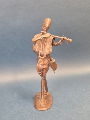 figurine en bronze représentant un homme jouant de la flûte sur un fond bleu