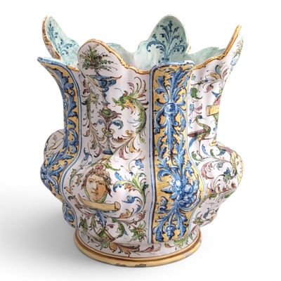 un vase blanc orné de motifs bleus et jaunes