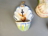 une tenture murale sur laquelle figurent un coquillage et un objet en forme de coquillage