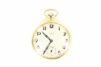 une montre de poche en or sur fond blanc