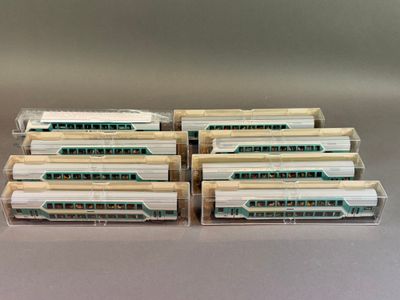 six wagons blancs et verts empilés les uns sur les autres