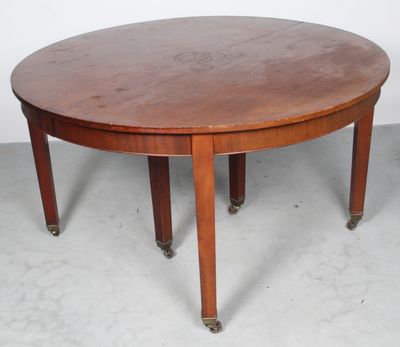 une table à manger ronde à quatre pieds, avec un plateau en bois