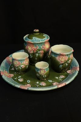 une photo d'un service à thé composé de quatre tasses et d'une soucoupe