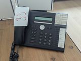 un téléphone posé sur un bureau, avec une étiquette de prix dessus