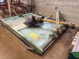 une machine posée au sol dans un bâtiment