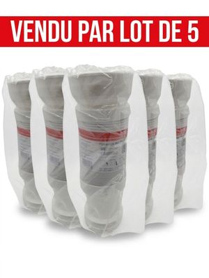 quatre rouleaux de papier toilette emballés dans du plastique sur un fond blanc