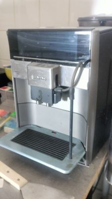 a coffee machine sitting on a table in a kitchen