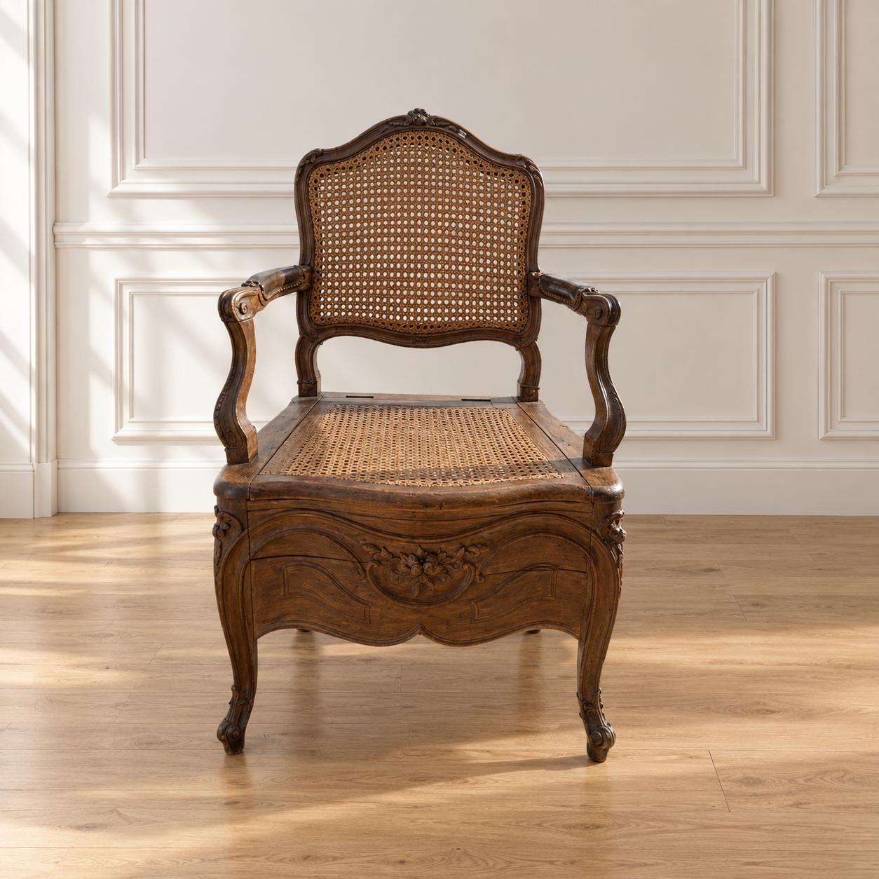 FAUTEUIL d'aisance à fond de canne en bois naturel à décor m…