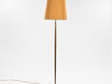 un lampadaire en laiton avec un abat-jour marron sur fond blanc