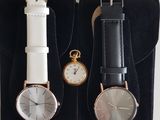 deux montres sont posées dans un écrin noir sur une surface blanche