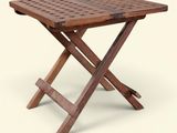 une petite table en bois avec deux pieds croisés