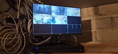 un écran d'ordinateur posé sur un bureau en bois