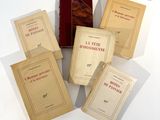 plusieurs livres sont empilés sur une surface blanche